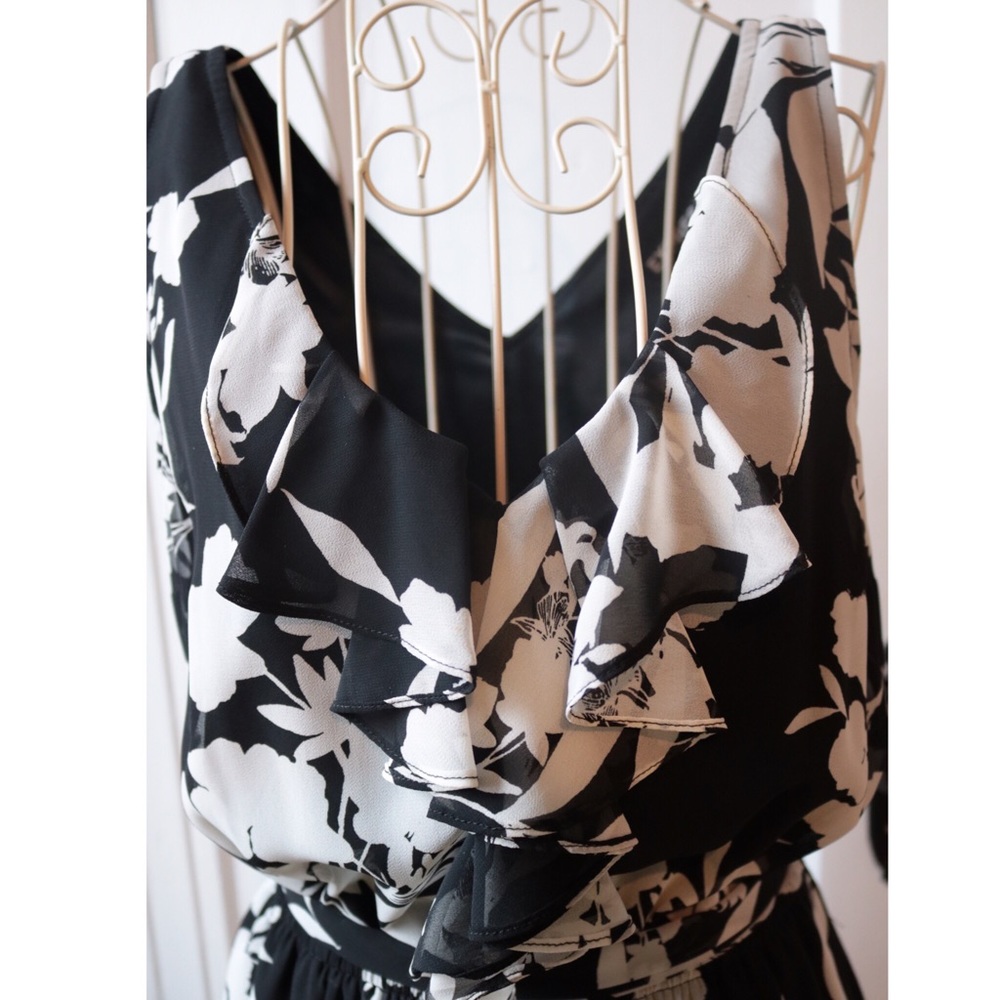 Express | Black & White Floral Dress | Pockets! - Picture 2 of 7